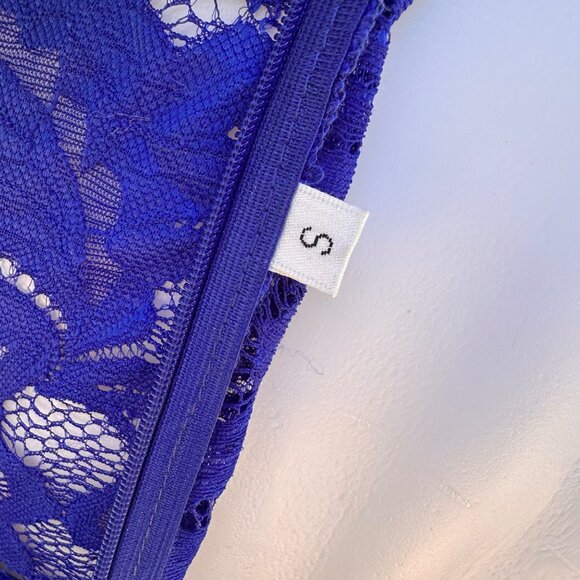 Round Neck Sleeveless Blue Lace Dress With High-Low Hemline & Stretch Fabric Siz - Picture 2 of 9